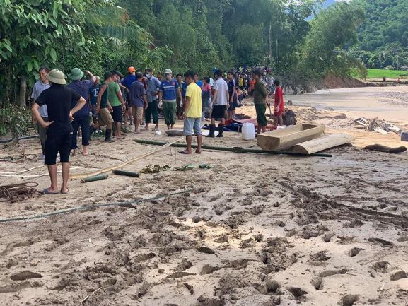 Tổ chức đám tang cho người dân Sa Ná thiệt mạng sau lũ quét