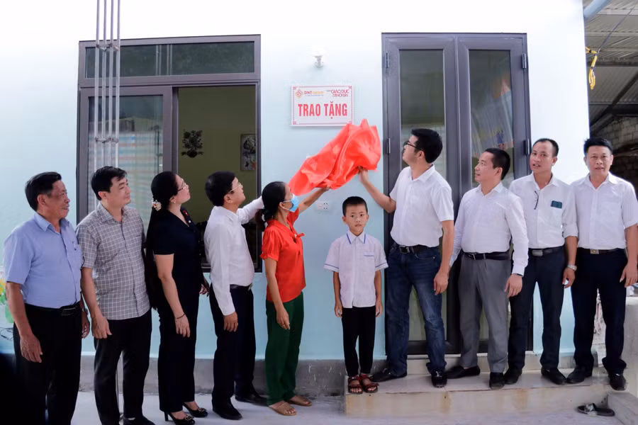 Báo GD&TĐ cùng đại diện chính quyền địa phương, các nhà hảo tâm và gia đình kéo băng khánh thành nhà nhân ái của em Ngô Nguyễn Phước Ân.