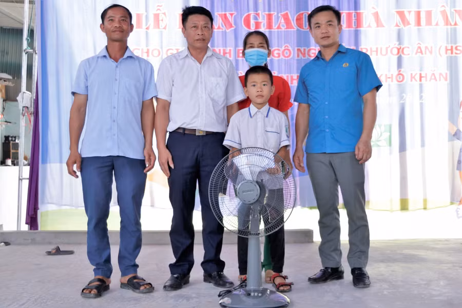 Hà Tĩnh: Bàn giao nhà nhân ái cho cậu học trò mồ côi bố, mẹ ung thư ảnh 12