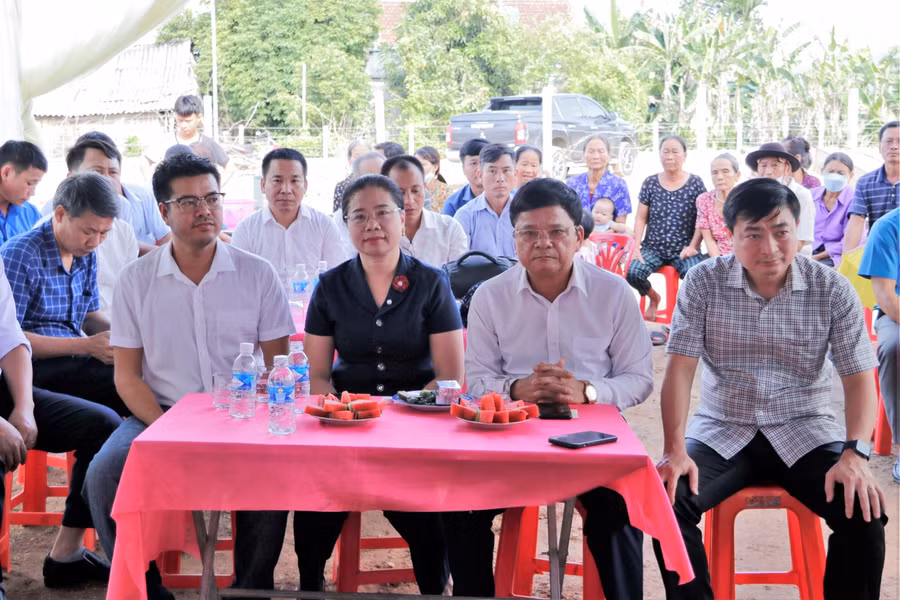 Tại buổi Lễ có sự tham dự của đại diện chính quyền huyện Thạch Hà, Phòng GD&amp;ĐT, xã Thạch Ngọc, Trường Tiểu học Thạch Ngọc, các nhà hảo tâm cùng nhiều người dân thôn Bắc Tiến (xã Thạch Ngọc) đến chúc mừng mẹ con Phước Ân.