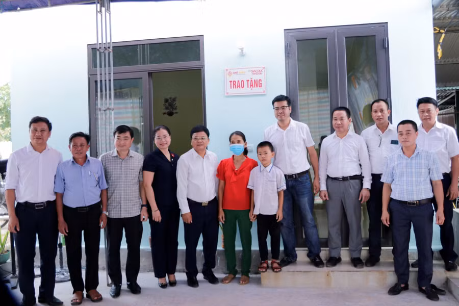 Đại diện Báo Giáo dục và Thời đại, chính quyền, các nhà hảo tâm chúc mừng mẹ con Phước Ân.