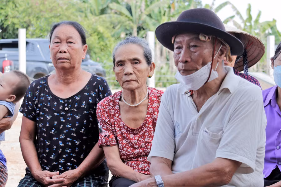 Đây không chỉ là niềm vui riêng mà báo GD&amp;TĐ và các nhà hảo tâm mang đến cho mẹ con Phước Ân mà chính quyền địa phương và bà con lối xóm cũng rất phấn khởi.