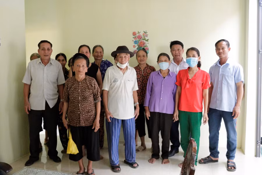 Bà con lối xóm đến tham quan ngôi nhà nhân ái và chúc mừng mẹ con Phước Ân.