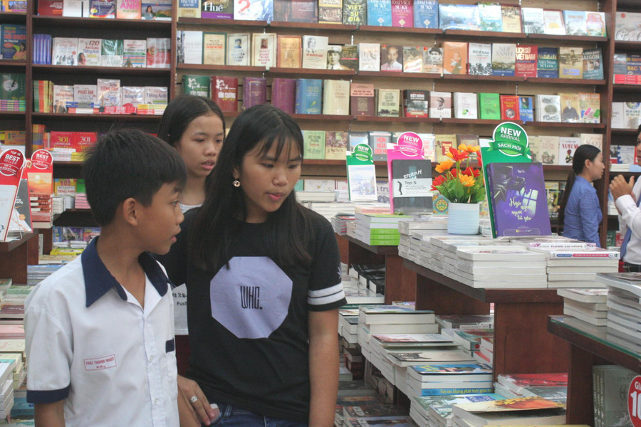 Việc cung ứng đầy đủ SGK phục vụ giáo viên, học sinh theo từng địa phương đang rất được quan tâm.