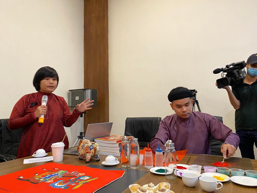 Nhà nghiên cứu Nguyễn Thị Thu Hòa giới thiệu về kỹ thuật làm tranh Kim Hoàng do nghệ sĩ Nam Chi thực hiện.