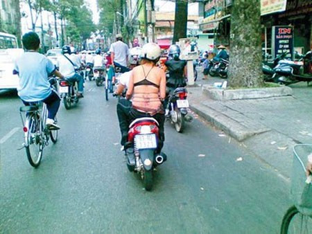 “Nóng mặt” với kiểu ăn mặc phản cảm của thiếu nữ Việt trên các phố phường ảnh 10