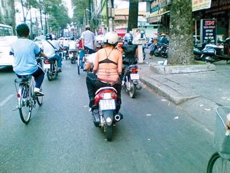 “Nóng mặt” với kiểu ăn mặc phản cảm của thiếu nữ Việt trên các phố phường ảnh 10