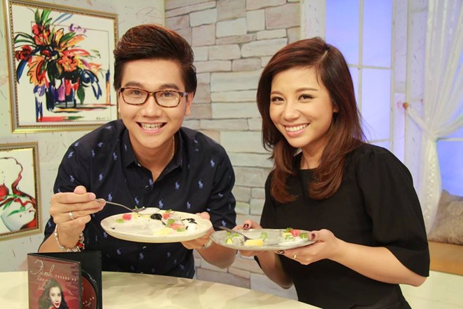 Nữ ca sĩ Phượng Vũ và MC Công Tố. (Ảnh: BTVV) Phượng Vũ khóc khi kể về tuổi thơ thiếu thốn tình cảm