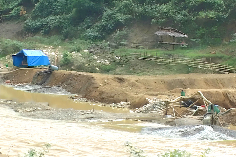 Hoạt động khai thác vàng thổ phỉ trên khe Chà Hạ vào năm 2013. Ảnh tư liệu Hoạt động khai thác vàng thổ phỉ trên khe Chà Hạ vào năm 2013. Ảnh tư liệu