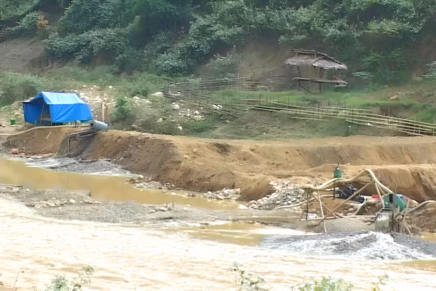 Hoạt động khai thác vàng thổ phỉ trên khe Chà Hạ vào năm 2013. Ảnh tư liệu