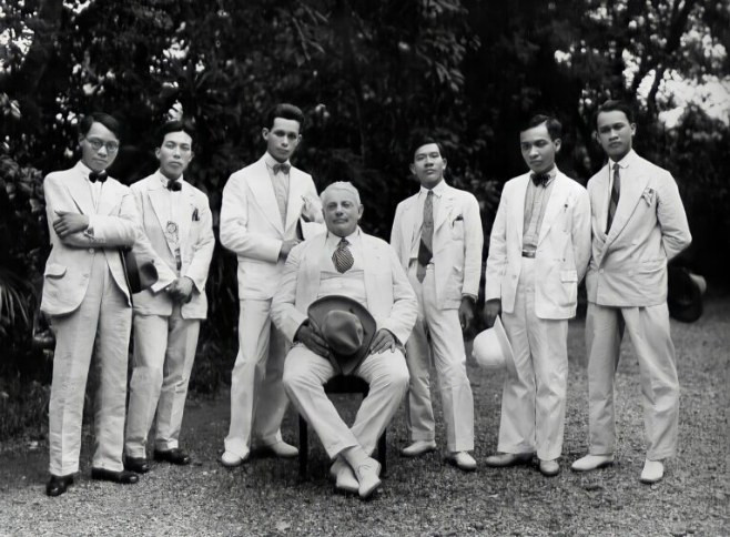 Hiệu trưởng Victor Tardieu cùng các sinh viên Khóa I (1925 - 1930) Trường Mỹ thuật Đông Dương (từ trái qua: Lê Phổ, Mai Trung Thứ, Georges Khánh, Nguyễn Phan Chánh, Công Văn Trung, Lê Văn). Hiệu trưởng Victor Tardieu cùng các sinh viên Khóa I (1925 - 1930) Trường Mỹ thuật Đông Dương (từ trái qua: Lê Phổ, Mai Trung Thứ, Georges Khánh, Nguyễn Phan Chánh, Công Văn Trung, Lê Văn).