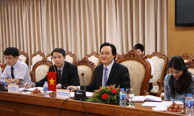 Bộ trưởng Phùng Xuân Nhạ phát biểu tại cuộc hội đàm Bộ trưởng Phùng Xuân Nhạ phát biểu tại cuộc hội đàm