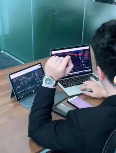 Một nhà đầu tư trên sàn Forex đang xem tỉ suất lợi nhuận.