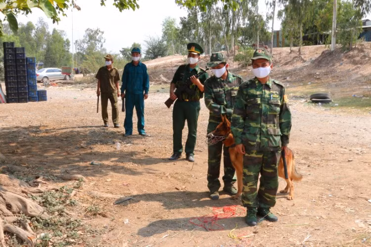 Bộ đội biên phòng Đồng Tháp cùng dân quân tuần tra khu vực biên giới. Ảnh: B. Phú 