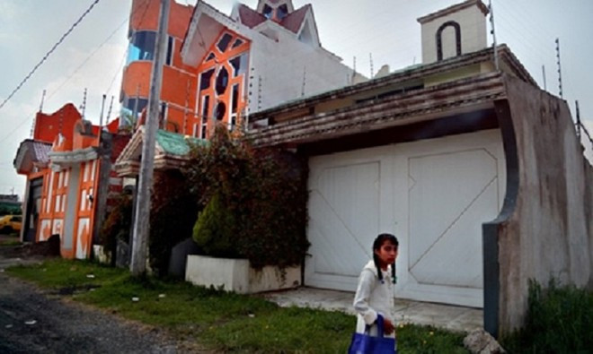 Ngôi nhà xa hoa nổi bật giữa những ngôi nhà nhỏ trong thị trấn Tenancingo, bang Tlaxcala - một trung tâm buôn bán tình dục lớn. Ảnh: Zuma Pres/Alamy