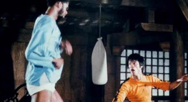 Gã khổng lồ đánh Lý Tiểu Long “lên bờ xuống ruộng“