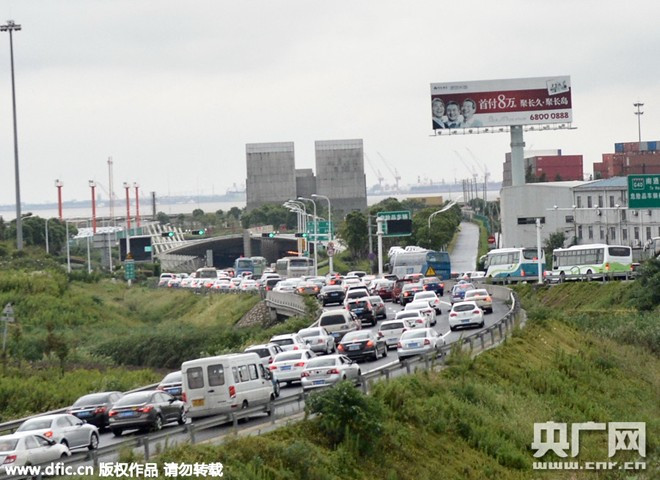 Xe ôtô nối dài gần trạm thu phí ở đường vành đai cao tốc G1501 thành phố Thượng Hải hôm 1/10. Ảnh: cnr.cn Hàng chục xe ôtô nối dài gần trạm thu phí ở đường vành đai cao tốc G1501 thành phố Thượng Hải