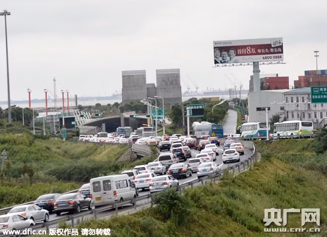 Hàng chục xe ôtô nối dài gần trạm thu phí ở đường vành đai cao tốc G1501 thành phố Thượng Hải