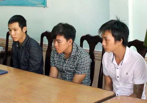 Ba nghi can lừa đảo qua mạng bị bắt giữ. Ảnh: Ngọc Trường. IMG-4731-7191-1443698767.jpg