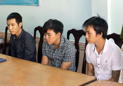 Ba nghi can lừa đảo qua mạng bị bắt giữ. Ảnh: Ngọc Trường. IMG-4731-7191-1443698767.jpg