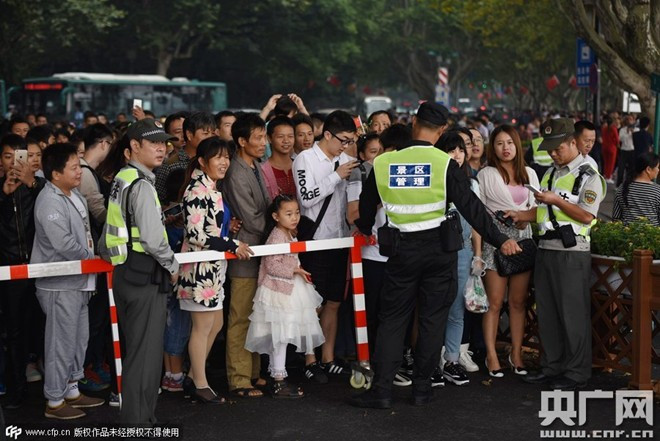 Khi dòng người đổ về phía cây cầu quá lớn, nhân viên an ninh của khu vực sẽ được điều động để điều tiết và đảm bảo an ninh. Hơn 532 triệu chuyến đi dự kiến diễn ra trong dịp lễ. Chính phủ Trung Quốc đang áp dụng hàng loạt biện pháp nhằm bảo đảm an toàn cho người dân và du khách. Ảnh: cnr.cn Khi dòng người đổ về phía cây cầu quá lớn, nhân viên an ninh của khu vực sẽ được điều động để điều tiết và đảm bảo an ninh.