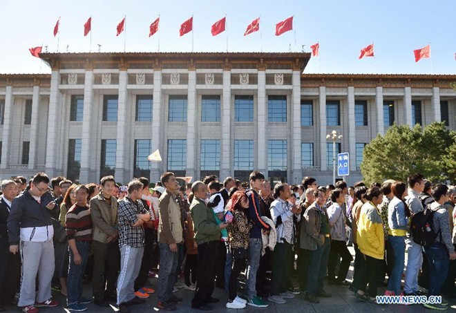 Du khách xếp hàng ở trước Bảo tàng quốc gia của Trung Quốc, phía đông quảng trường Thiên An Môn ngày 1/10. "Tuần lễ vàng" là dịp nghỉ lễ dài ngày thứ hai ở Trung Quốc, chỉ sau Tết Nguyên đán. Do vậy, người dân bản địa và khách du lịch đổ xô tới các khu trung tâm hay điểm tham quan nổi tiếng. Ảnh: Tân Hoa xã Du khách xếp hàng ở trước Bảo tàng quốc gia của Trung Quốc, phía đông quảng trường Thiên An Môn ngày 1/10. Ảnh: Tân Hoa xã