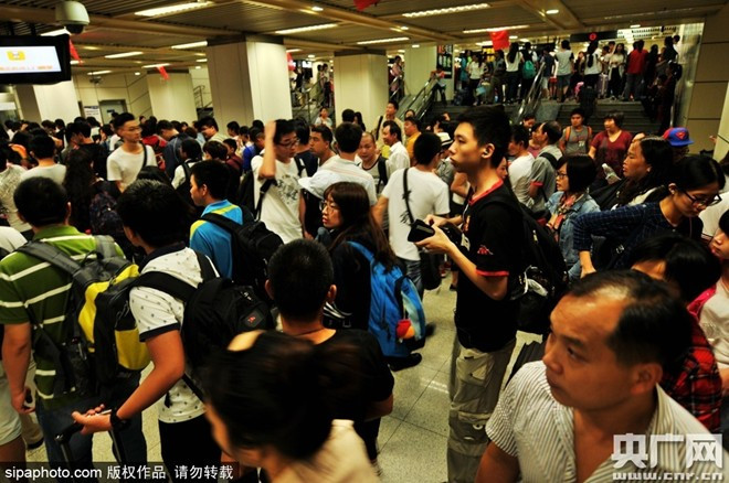 Theo China Daily, hơn 100 triệu lượt khách dự kiến du lịch bằng đường sắt trong dịp lễ. 13,3 triệu hành khách dùng tàu làm phương tiện di chuyển trong ngày 1/10. Đây là mức kỷ lục và tăng 13,4% so với thời điểm này năm ngoái. Ảnh: cnr.cn Người dân Trung Quốc đông như nêm cối dịp nghỉ lễ