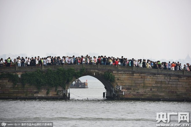 Dòng người chen nhau và nối dài trên một cây cầu bắc qua Tây Hồ - một hồ đẹp - ở thành phố Hàng Châu, tỉnh Chiết Giang, ngày 1/10. Trong ngày đầu tiên của “tuần lễ vàng”, một số lượng lớn khách du lịch trong và ngoài nước tới đây tham quan. Ảnh: cnr.cn Dòng người chen nhau trên một câu cầu bắc hồ Tây Hồ ở thành phố Hàng Châu, tỉnh Chiết Giang, ngày 1/10. Trong ngày đầu tiên của “tuần lễ vàng”, một số lượng lớn khách du lịch trong và ngoài nước tới địa điểm này.