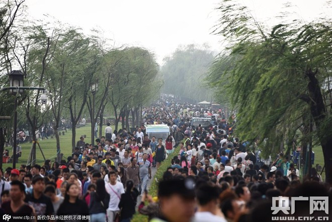 Dòng người nối dài hàng km ở Hàng Châu. Tại các trung tâm kinh tế của Thượng Hải, chính quyền địa phương cung cấp ứng dụng mới trên dịch vụ nhắn tin WeChat để người dân và du khách dễ dàng kiểm tra lượng khách du lịch tới điểm tham quan dự kiến của họ nhằm tránh tình trạng tắc nghẽn. Ảnh: cnr.cn Dòng người nối dài hàng km ở Hàng Châu. Theo China Daily, hơn 100 triệu lượt khách dự kiến du lịch bằng đường sắt trong dịp lễ. 13,3 triệu hành khách dùng tàu làm phương tiện di chuyển trong ngày 1/10. Đây là mức kỷ lục và tăng 13,4% so với thời điểm này năm ngoái. Ảnh: cnr.cn