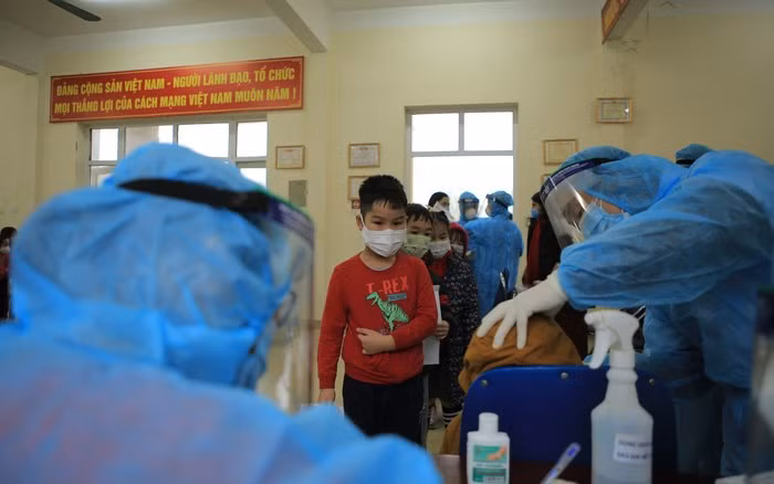 Lấy mẫu xét nghiệm cho học sinh Trường Tiểu học Xuân Phương (quận Nam Từ Liêm, Hà Nội).