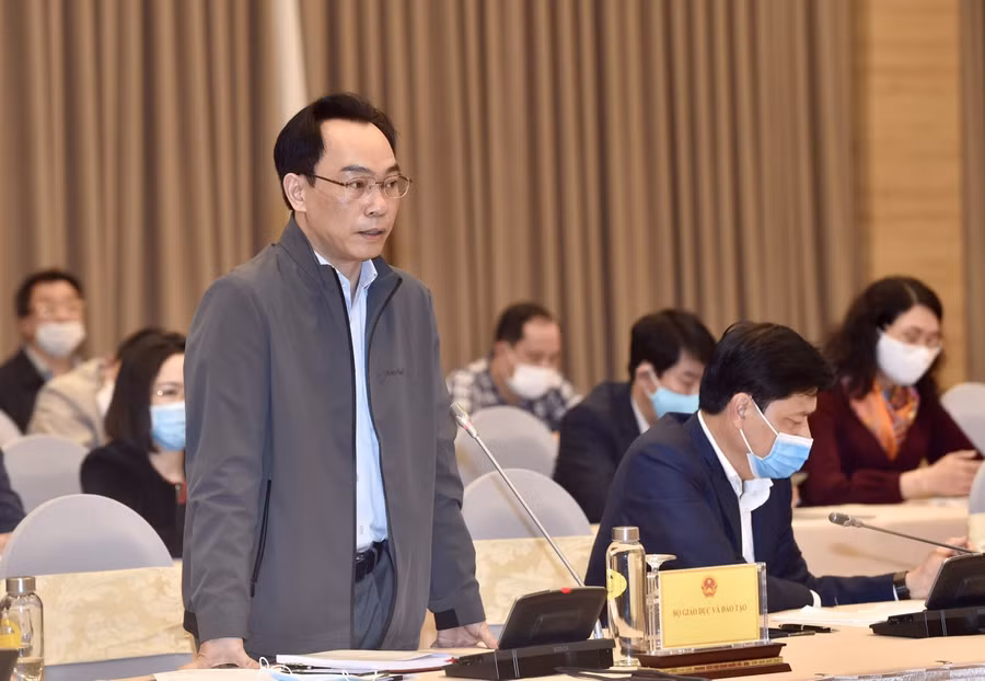 Thứ trưởng Hoàng Minh Sơn trao đổi tại buổi họp báo Chính phủ thường kỳ tháng 1/2021.