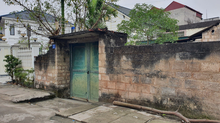 Căn nhà được cho là nơi cô đồng H. thực hiện các hoạt động bói toán cửa đóng then cài.