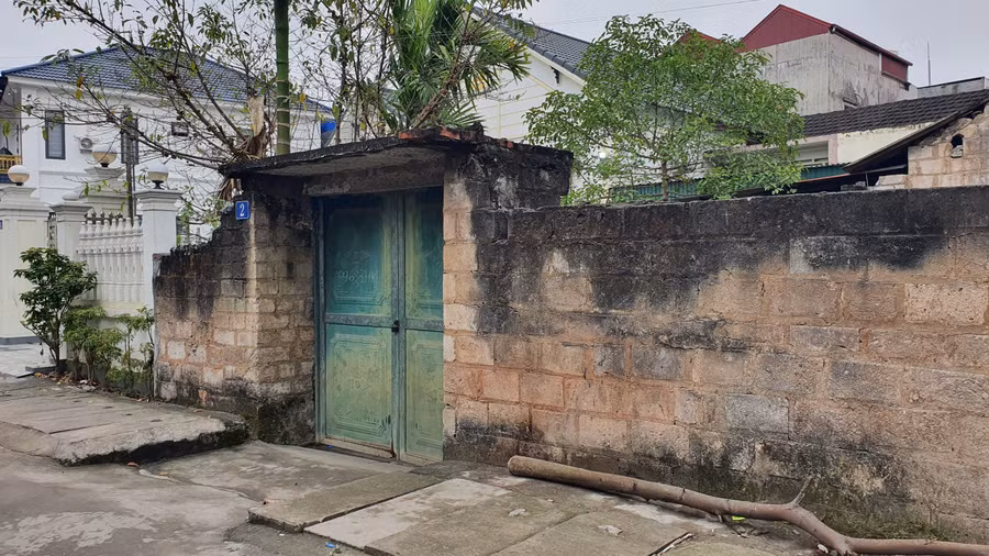 Căn nhà được cho là nơi cô đồng H. thực hiện các hoạt động bói toán cửa đóng then cài.