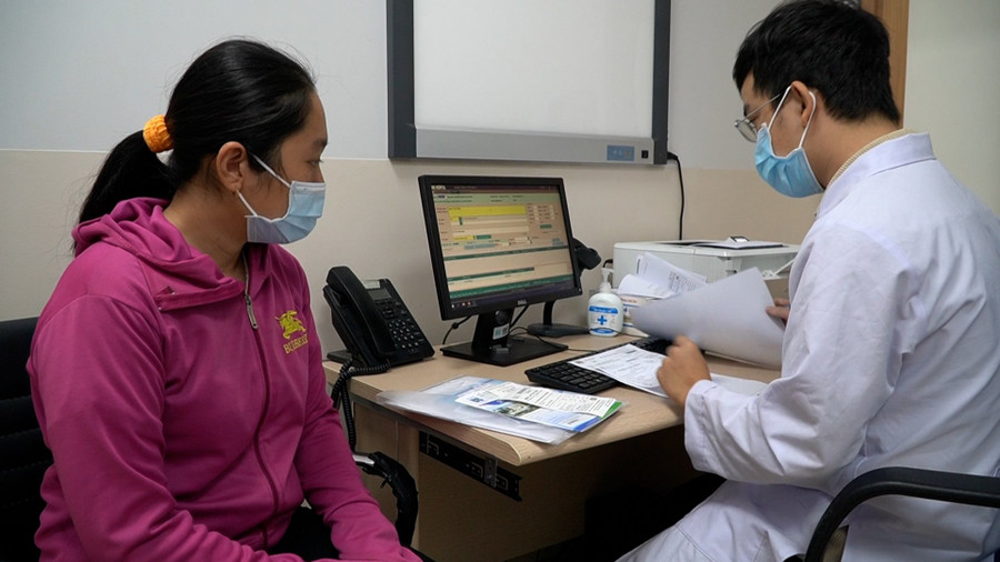 Bác sĩ Bệnh viện Ung bướu TPHCM thăm khám cho bệnh nhân.