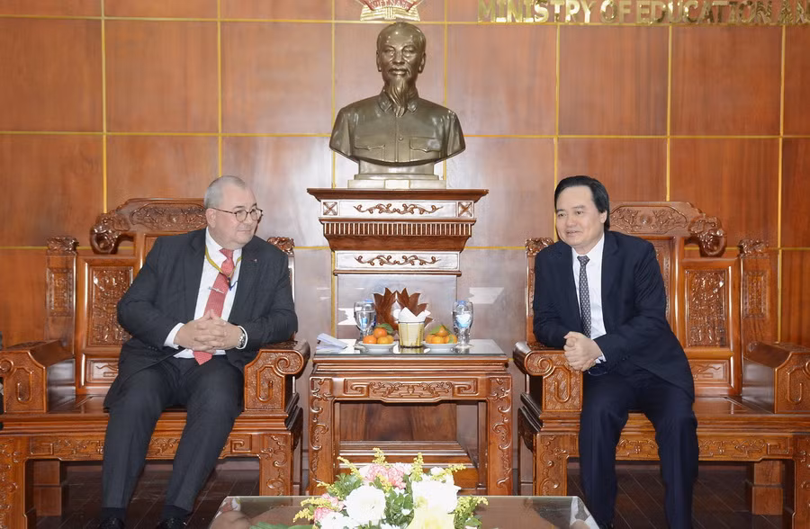 Bộ trưởng Phùng Xuân Nhạ tiếp Đại sứ Bỉ Paul Jansen