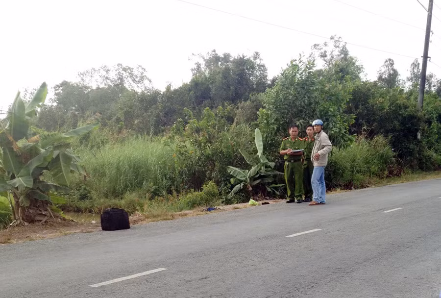 Tên cướp chém vợ chồng đi xe máy trong đêm