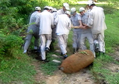 Vận chuyển quả bom về bãi nổ tập trung để xử lý. Vận chuyển quả bom về bãi nổ tập trung để xử lý.