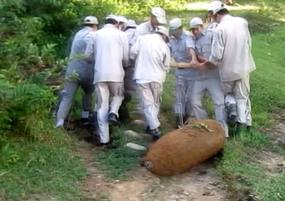 Vận chuyển quả bom về bãi nổ tập trung để xử lý.