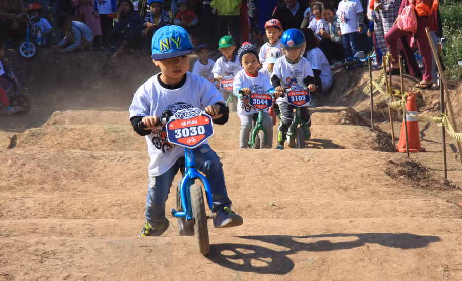 Hoạt động thể thao giúp trẻ linh hoạt, khỏe mạnh, ngừa thừa cân béo phì. Ảnh: Thiên Thanh.