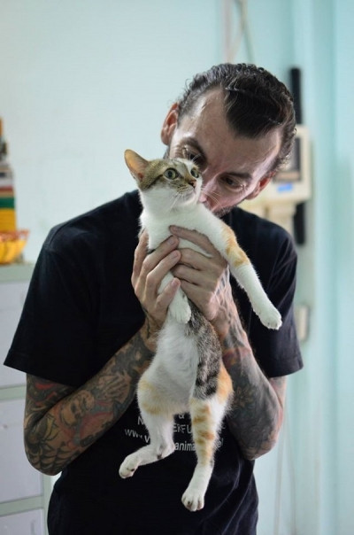 "Ông Tây’ thuê nhà trọ để nuôi hàng trăm chú chó, mèo bị bỏ rơi ảnh 1 "Ông Tây’ thuê nhà trọ để nuôi hàng trăm chú chó, mèo bị bỏ rơi ảnh 1