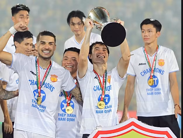 Nam Định vô địch V.League 2023-2024 trước một vòng đấu.