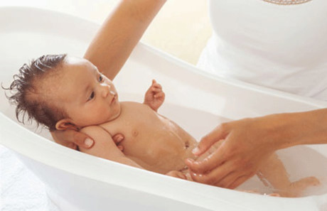 7 cách pha nước tắm cho trẻ sơ sinh 7 cach pha nuoc tam cho tre so sinh