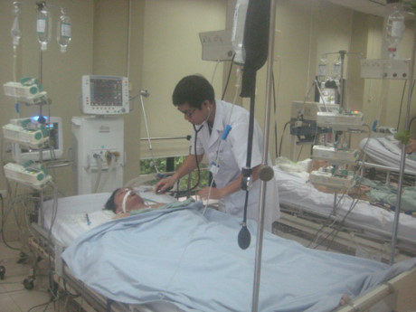 Hà Nội: Cây đổ trong bão số 3, nam thanh niên bị điện giật hôn mê sâu - Ảnh 1 Ha Noi: Cay do trong bao so 3, nam thanh nien bi dien giat hon me sau - Anh 1