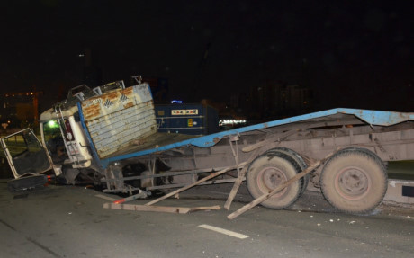 Hiện trường xe container rơi bánh, văng thùng trên cầu Sài Gòn - Ảnh 1 Hien truong xe container roi banh, vang thung tren cau Sai Gon - Anh 1