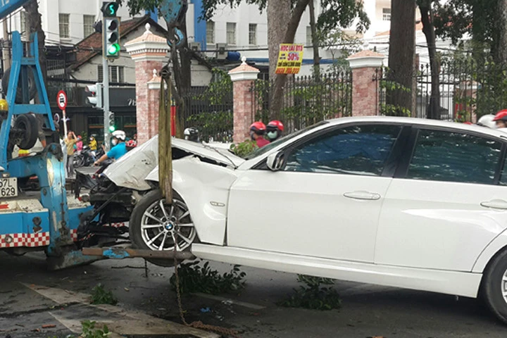 Xe BMW tông gốc cây xanh “nát đầu“