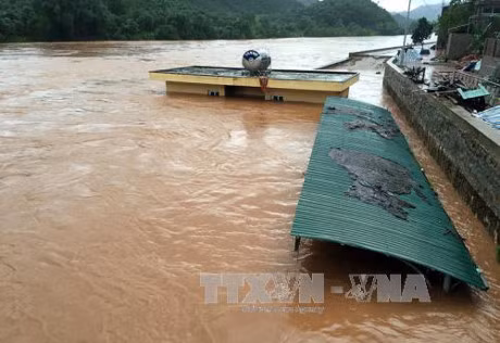 Quang Ninh: Huyen Ba Che bi nuoc lu co lap hoan toan - Anh 1