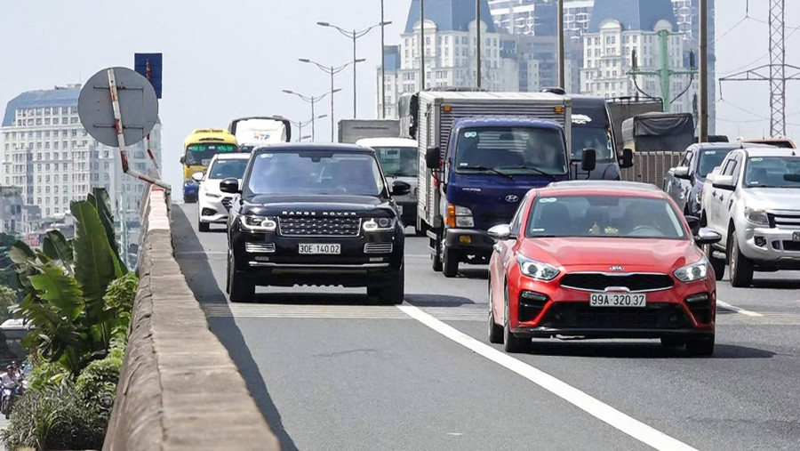 Lực lượng CSGT Hà Nội xử lý các trường hợp đi vào làn đường khẩn cấp trên đường vành đai 3. Lực lượng CSGT Hà Nội xử lý các trường hợp đi vào làn đường khẩn cấp trên đường vành đai 3.