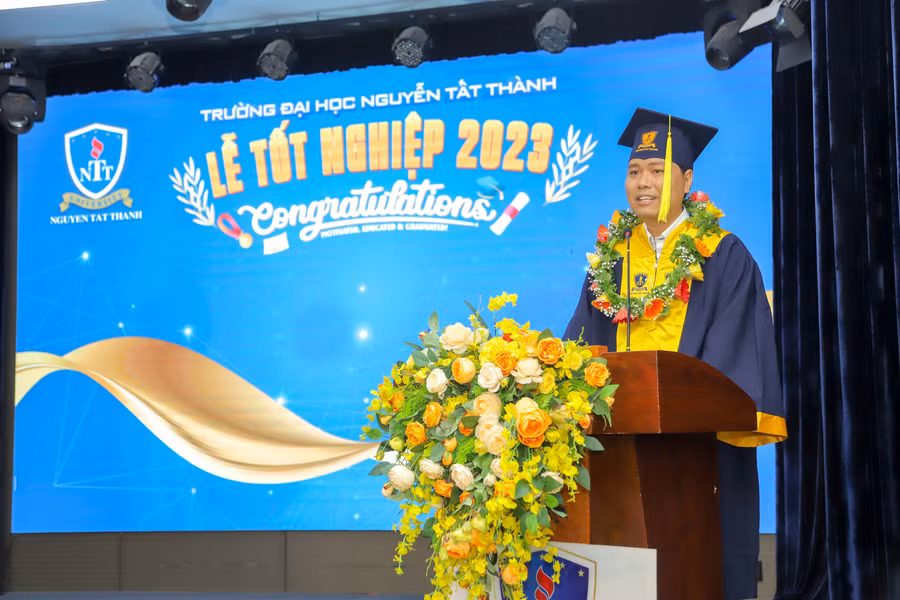 Trong buổi lễ tốt nghiệp, thủ khoa Lê Minh Nam ngành Dược gây xúc động mạnh với câu chuyện về hành trình thực hiện giấc mơ của mình và người bạn thân đã mất.