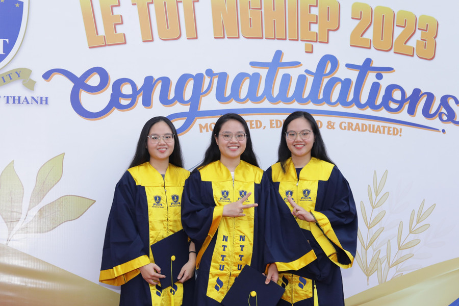 3 chị em sinh ba cùng tốt nghiệp ngành Điều dưỡng loại xuất sắc và loại giỏi.