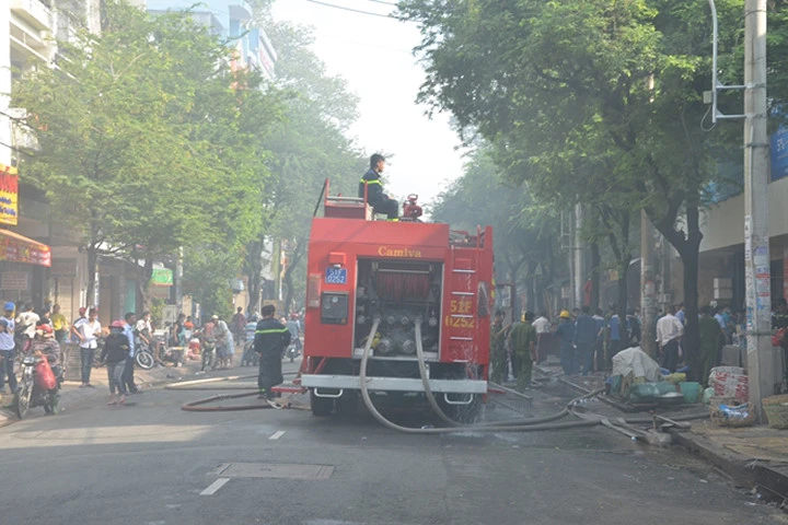 Cháy lớn, khói đen bao trùm siêu thị Co.op Mart